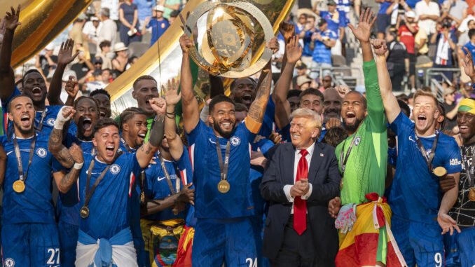 Trump entrega al Chelsea el trofeo del Mundial de Clubes